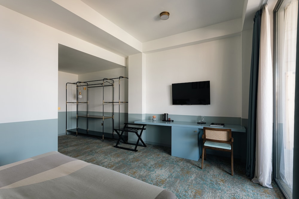 Castor and Pollux Hotel 58/69