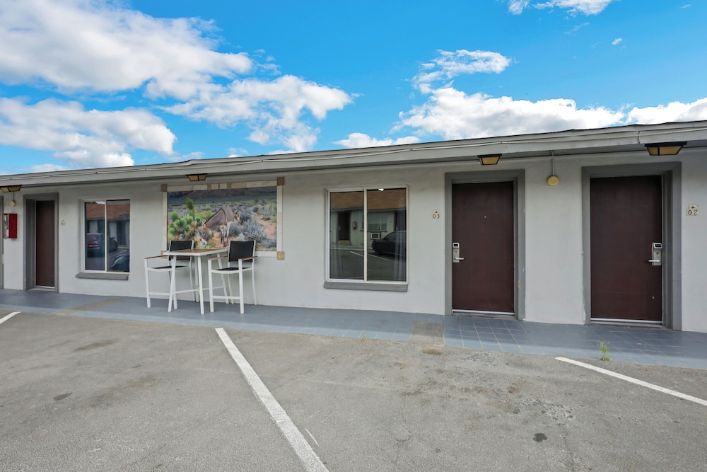 Desert Moon Motel 54/63
