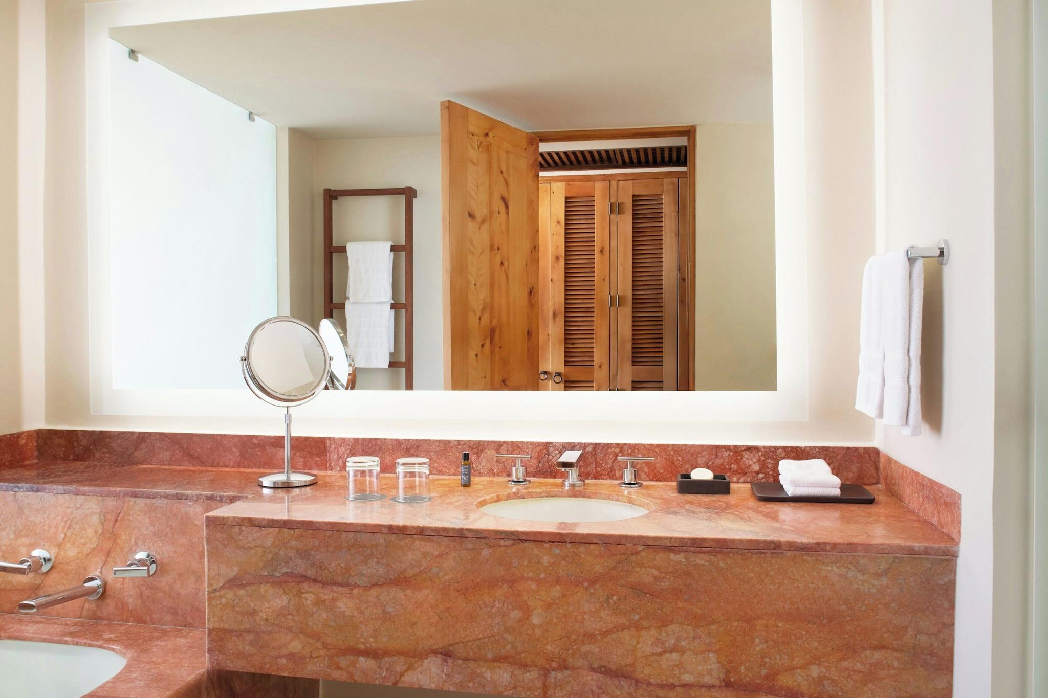جناح جونيور بسرير مزدوج بإطلالة على البحر، WESTIN RESORT AND SPA PUERTO VALLARTA 2/3