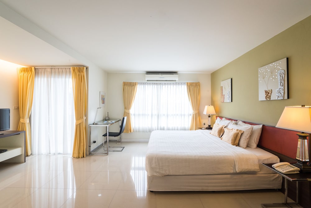 Beyond Suite Hotel 26/73