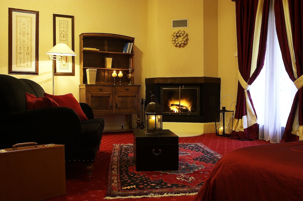 Country Club Hotel & Suites 42/75