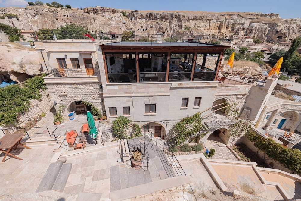 Canyon Cave Hotel 4/69