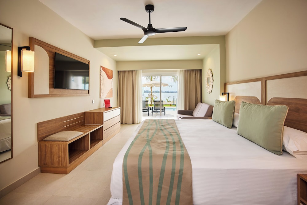 Swim Up, King Bed, Ocean Front, Adult Only
