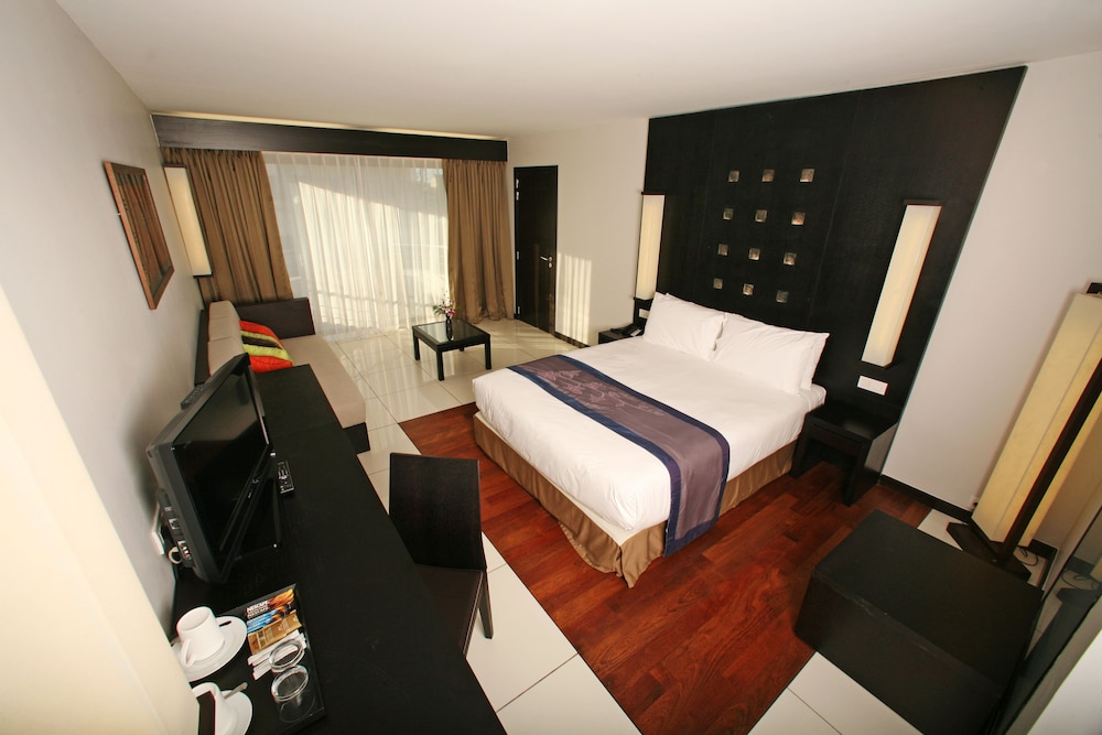 Standard, Queen Bed, Street Side View