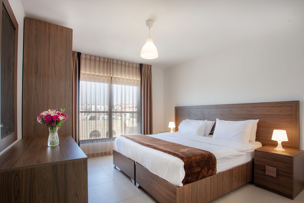 Triple A Hotel Apartment 8/18