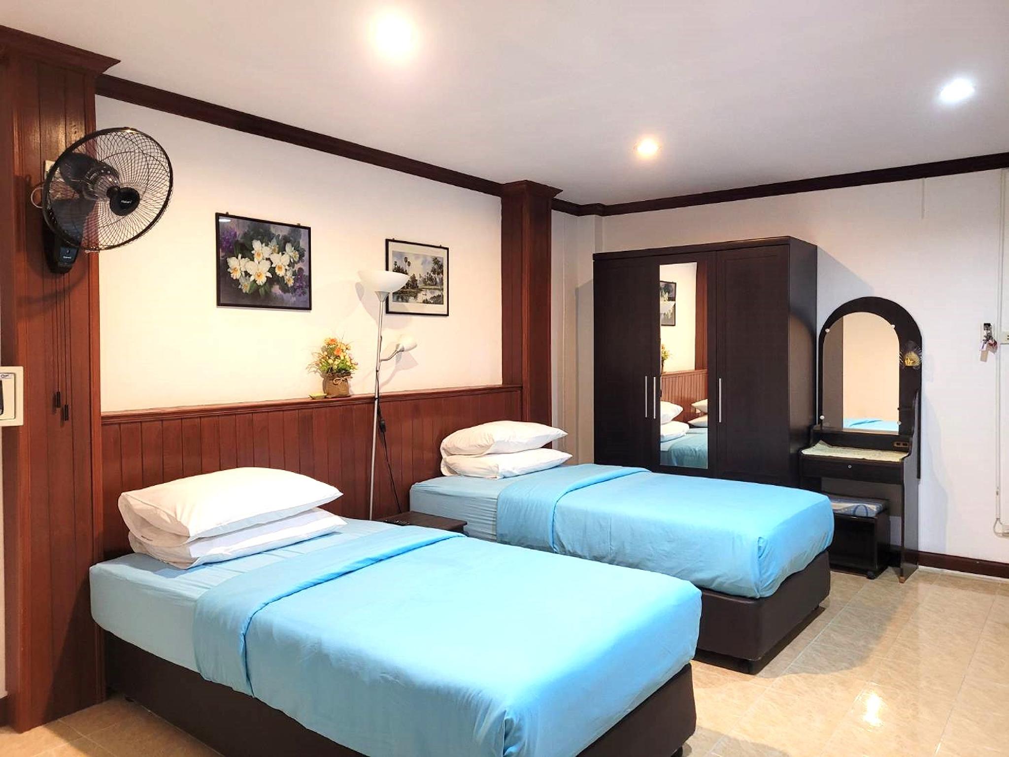 Deluxe, Twin Beds, No Window