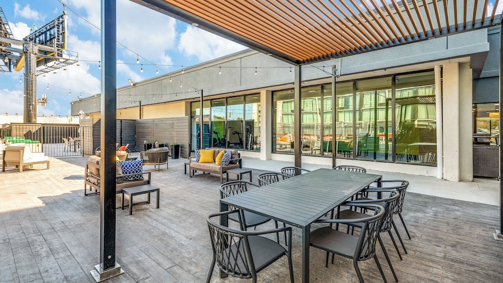 Holiday Inn Dallas Market Ctr Love Field, an IHG hotel 46/66