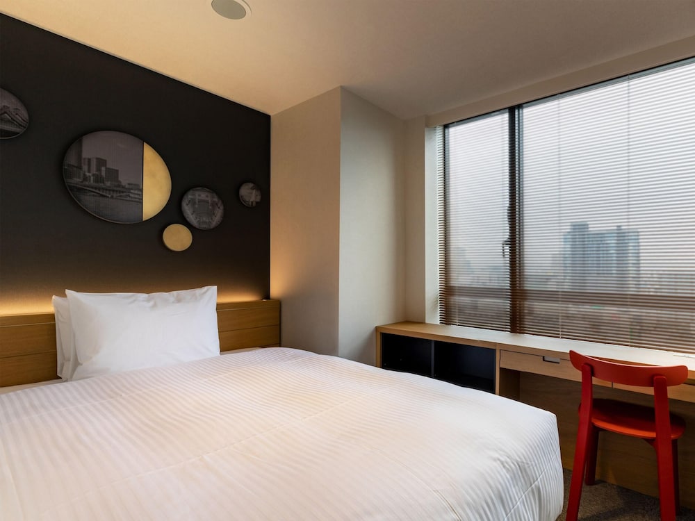 ROOM, SINGLE