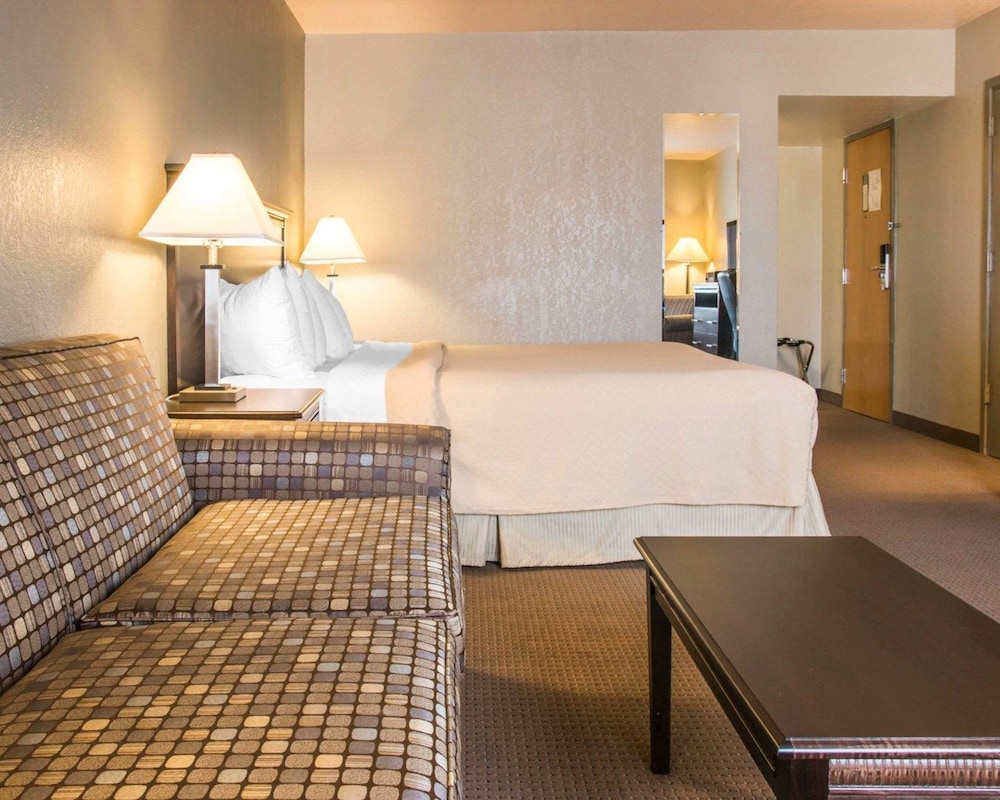 Quality Inn Suites Next To the Casino 15/35