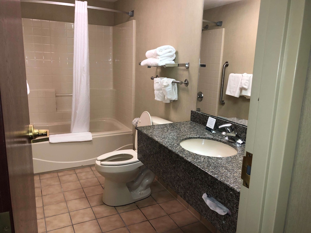 Skyways Hotel New Castle, DE 26/27