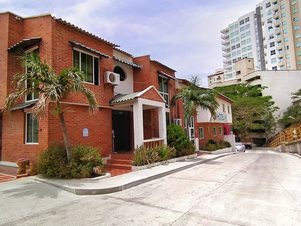 Hotel Brisas Marinas 23/28