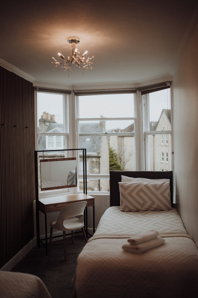16 PILRIG GUEST HOUSE 24/60