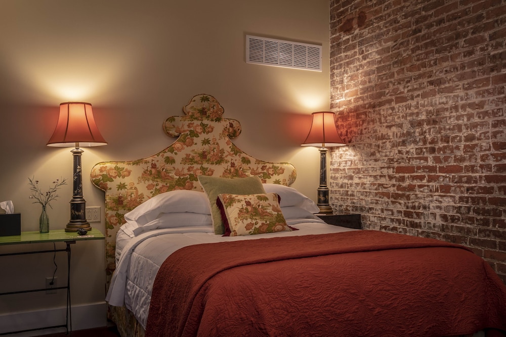 ROOM 2, COMFORT, FUTON BED, QUEEN BED