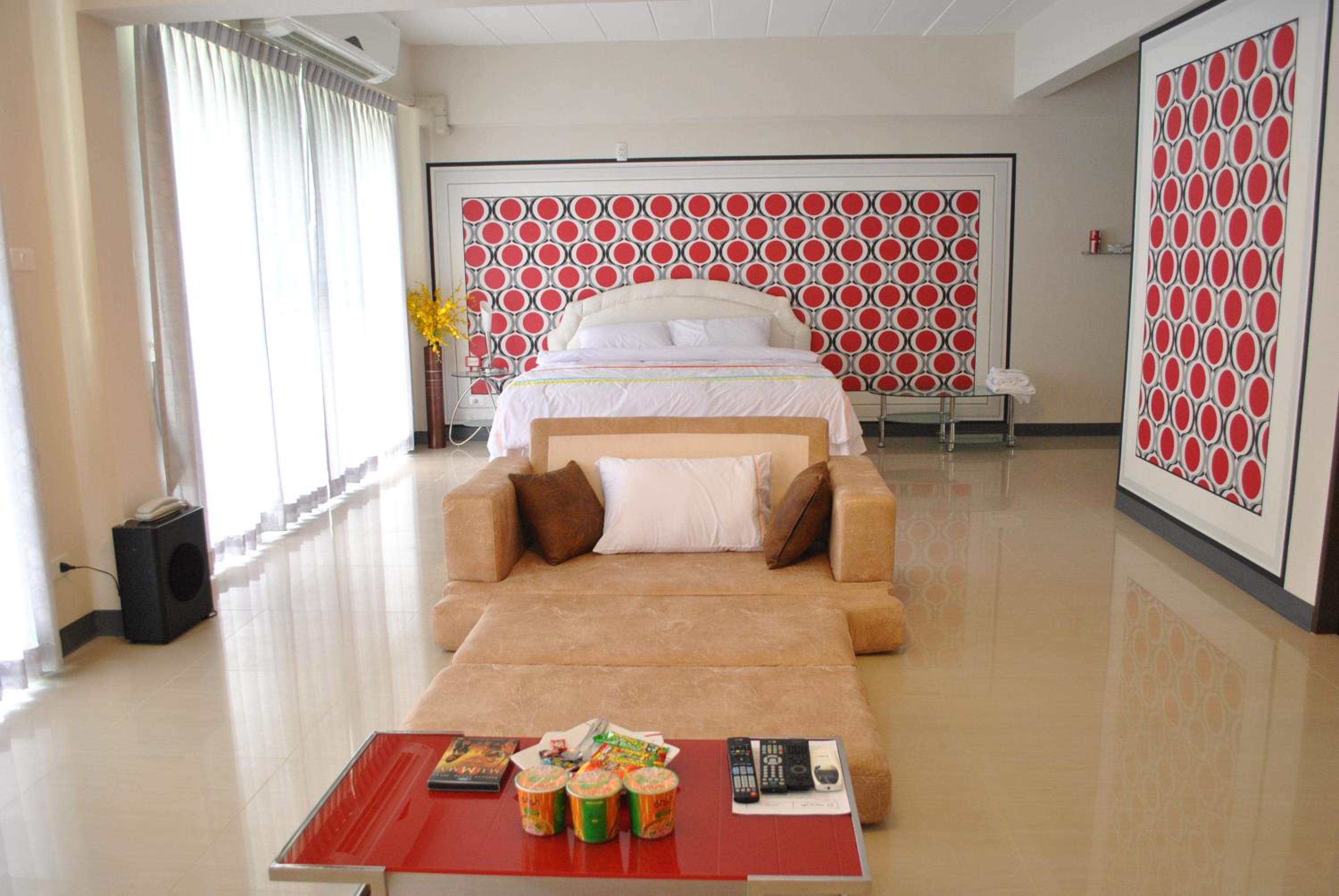 O.U.M. Hotel 13/34