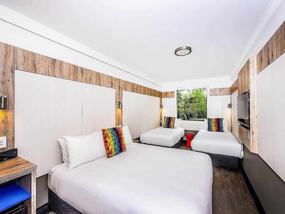 SUPERIOR, QUEEN BED
