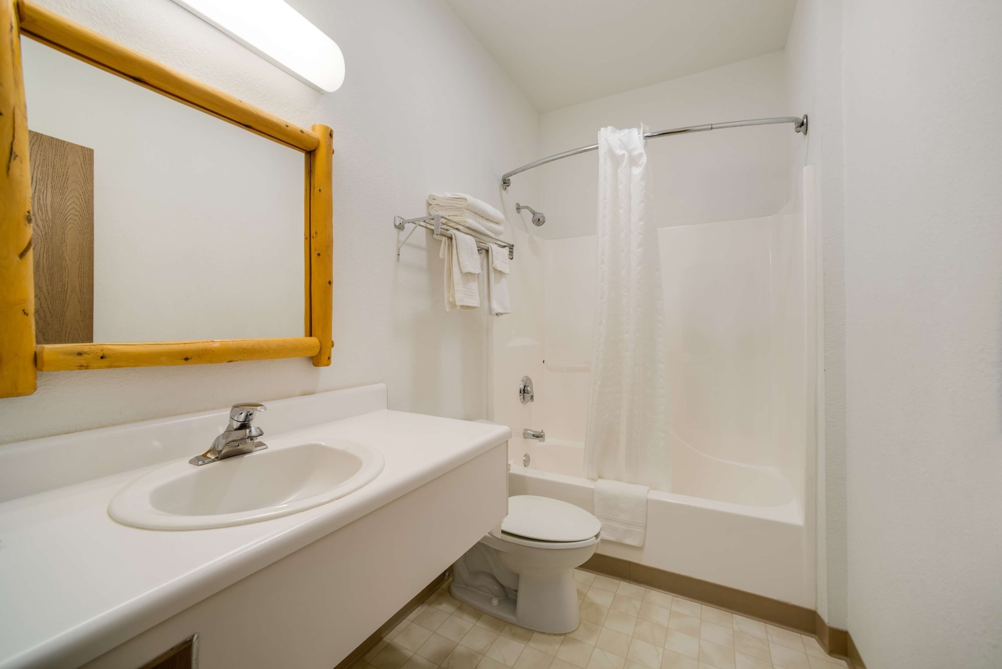 Honeymoon, Suite, King Bed, Jetted Tub, Knights Inn New Florence 5/7
