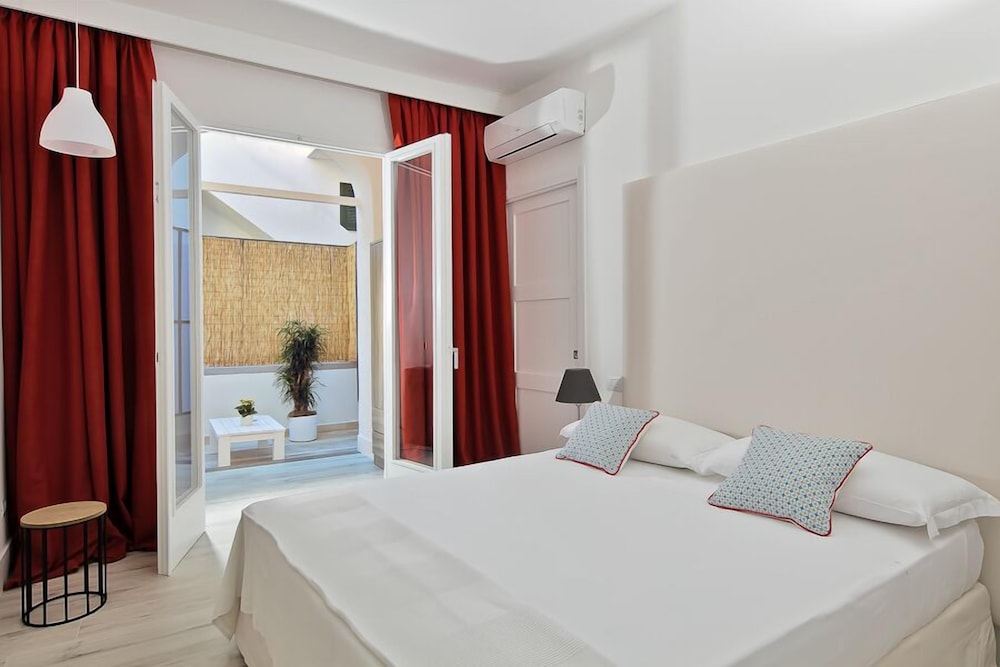 ROOM, DOUBLE BED