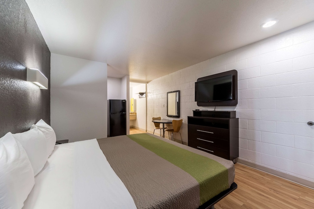 DELUXE, KING BED, KITCHENETTE