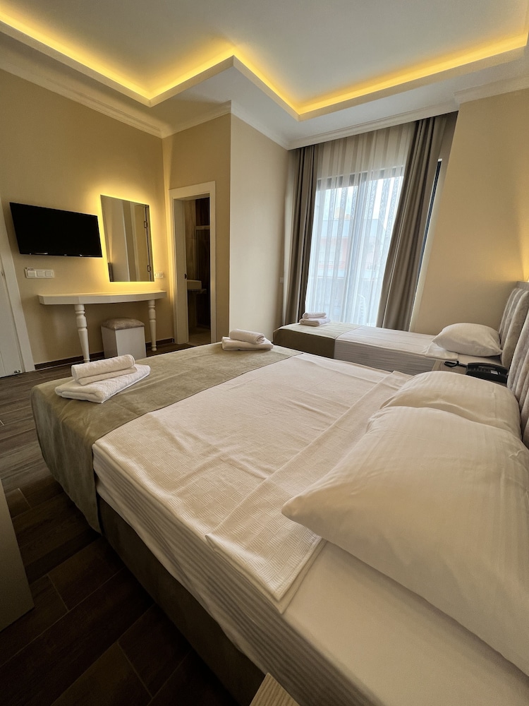 Miss Cleopatra Hotel 14/50