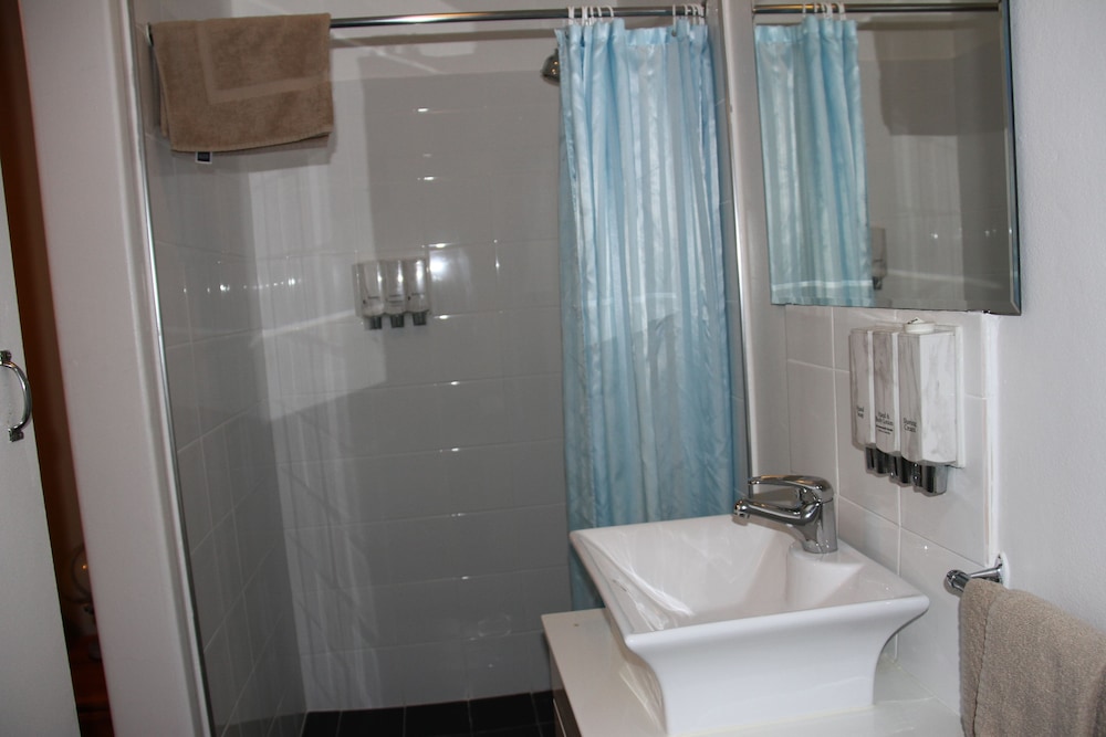 Family, 2 Double and Twin Beds، Alpine Heritage Motel 2/3