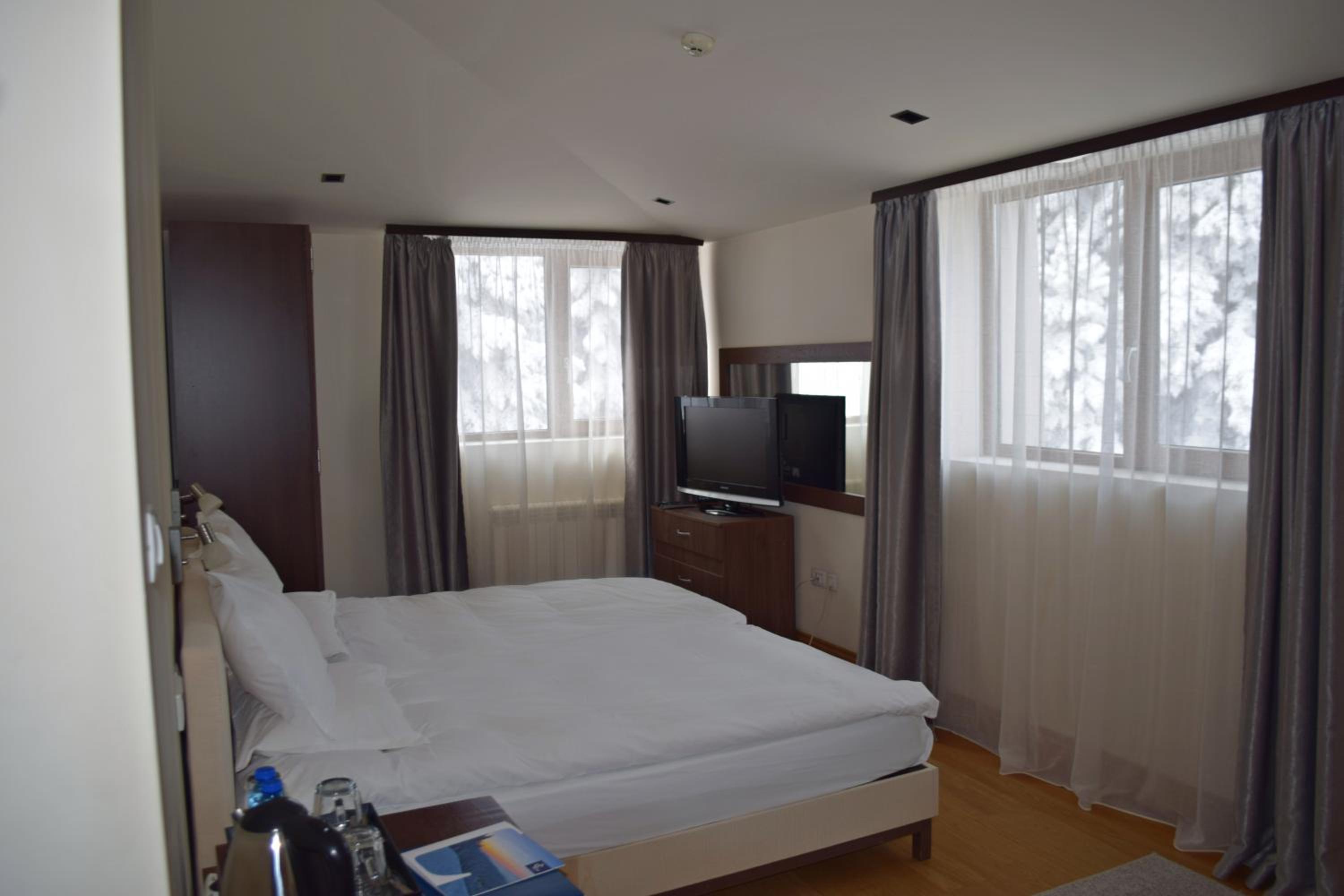 The Lodge Hotel 9/50
