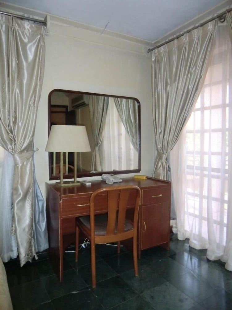 Fang Fang Hotel 8/50