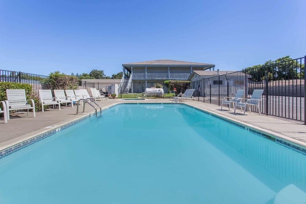 Travelodge by Wyndham Clearlake 1/36