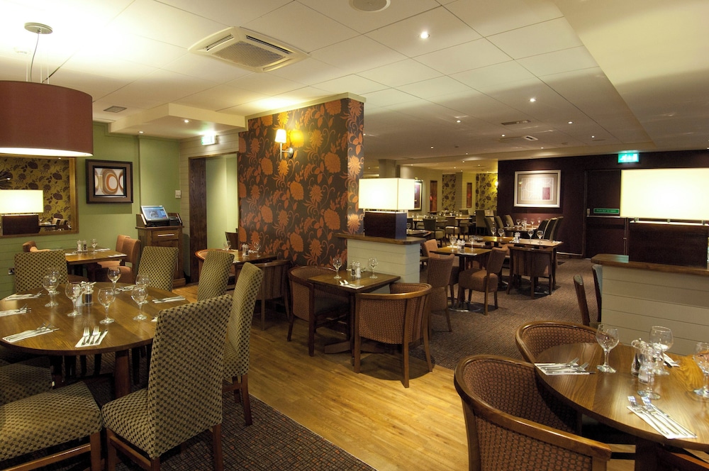 Premier Inn London Heathrow Airport T2 And T3 Bath Road 39/58