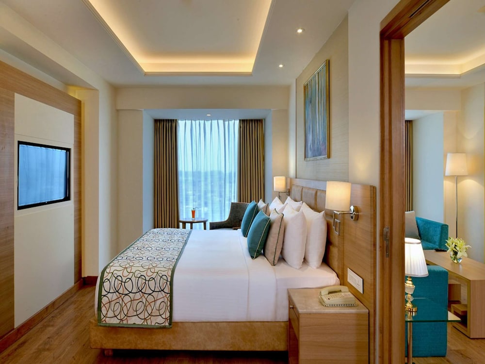 DELUXE, SUITE, KING BED