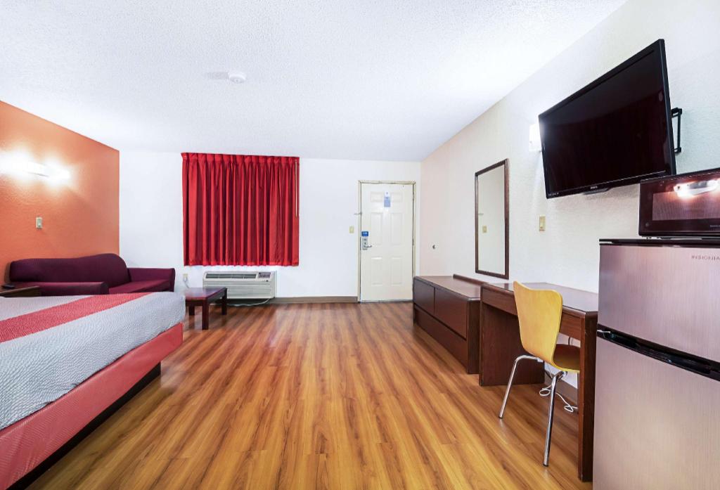 1 King Bed - Smoking, Micfridge, Sofa-Bed, Motel6 Covington, TN 8/10