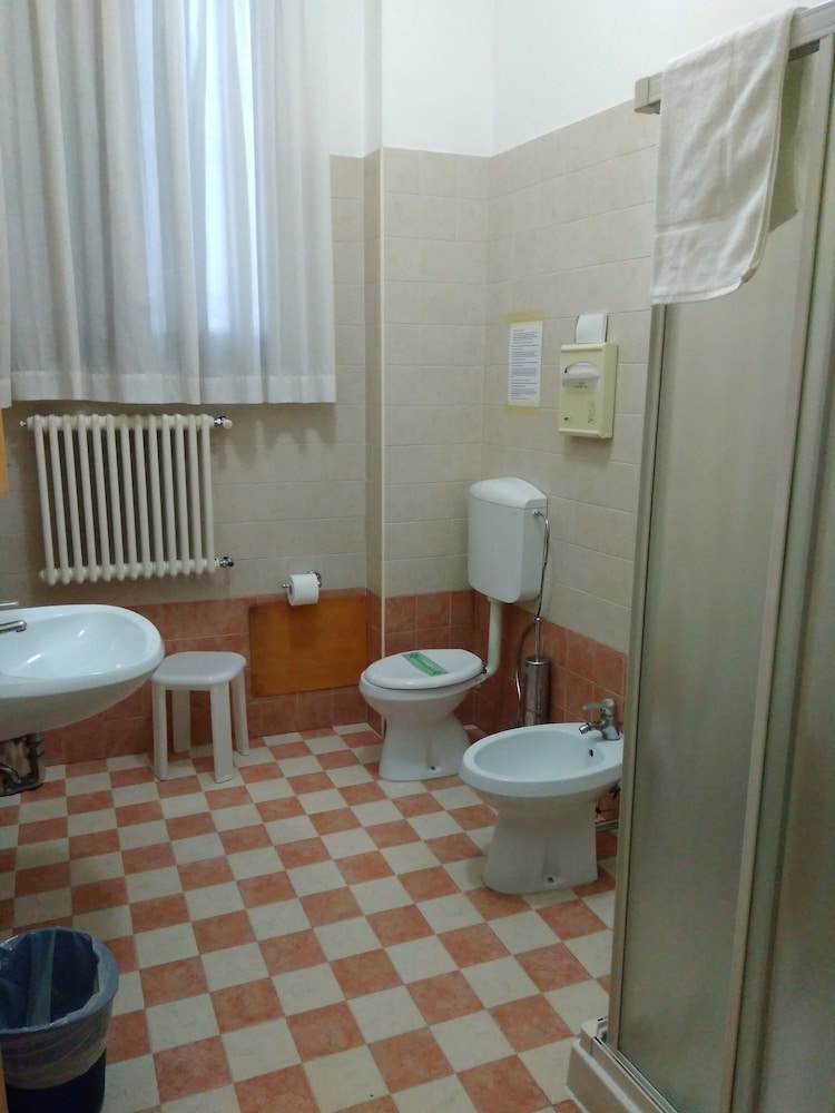 ROOM, SINGLE