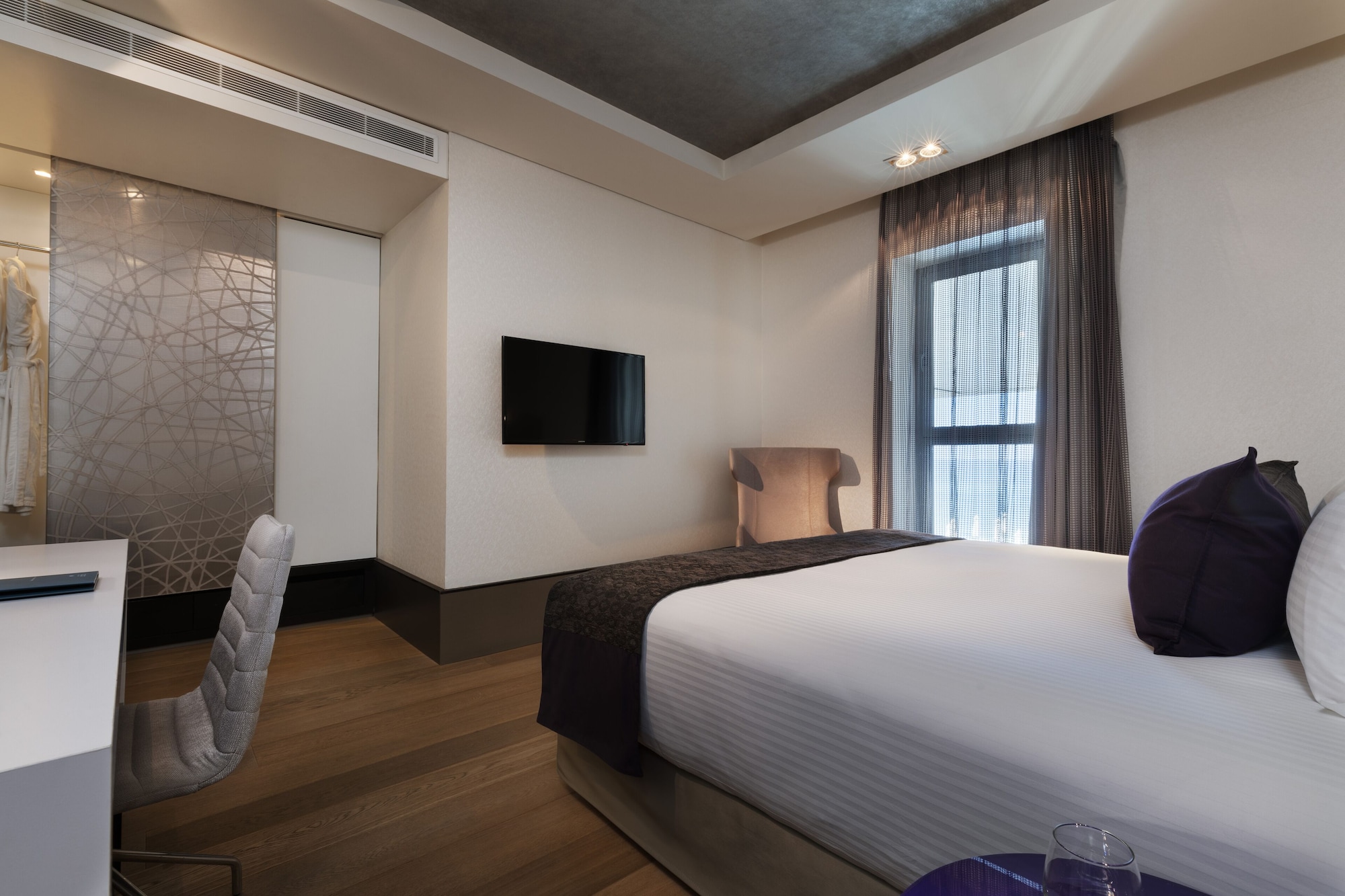 MINI, SUITE, LOUNGE ACCESS