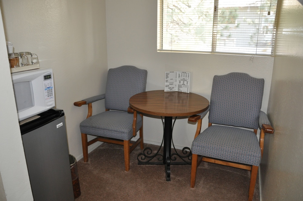 Cedar Inn & Suites 50/64