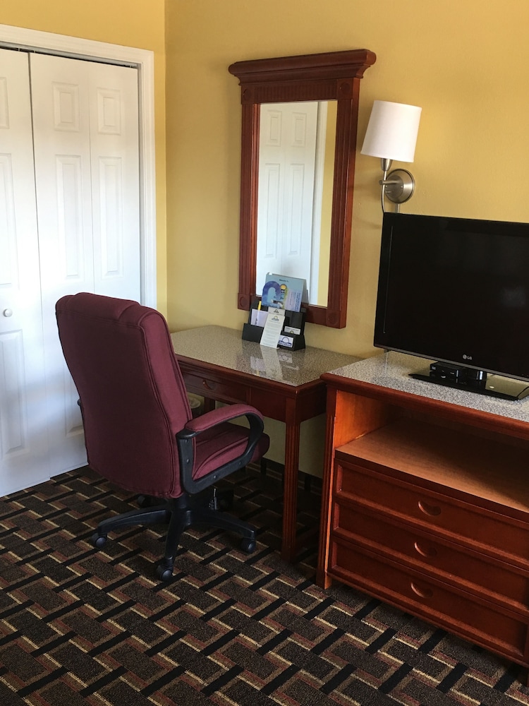 Days Inn By Wyndham Orange City/Deland 32/39