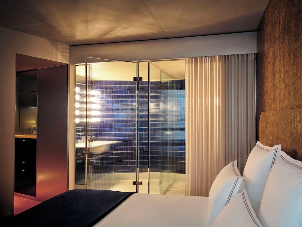 Deluxe, Queen Bed