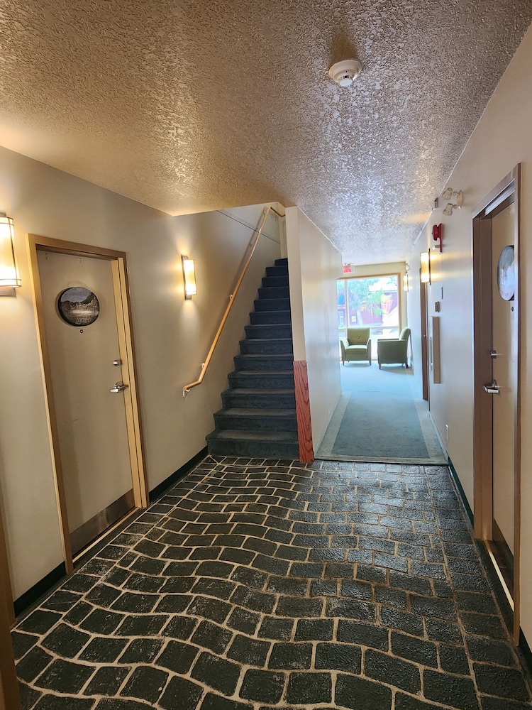 Waterton Lakes Lodge Resort 41/50