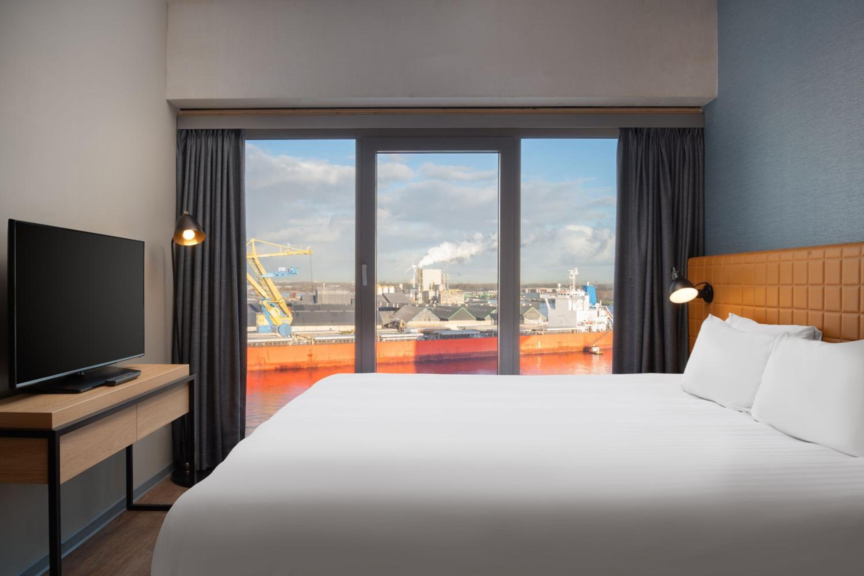 1 Bedroom, Suite, Queen Bed, Corner