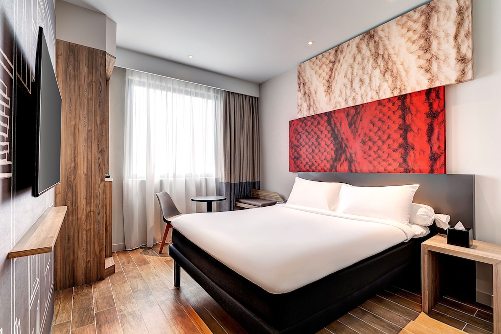 SUPERIOR, QUEEN BED