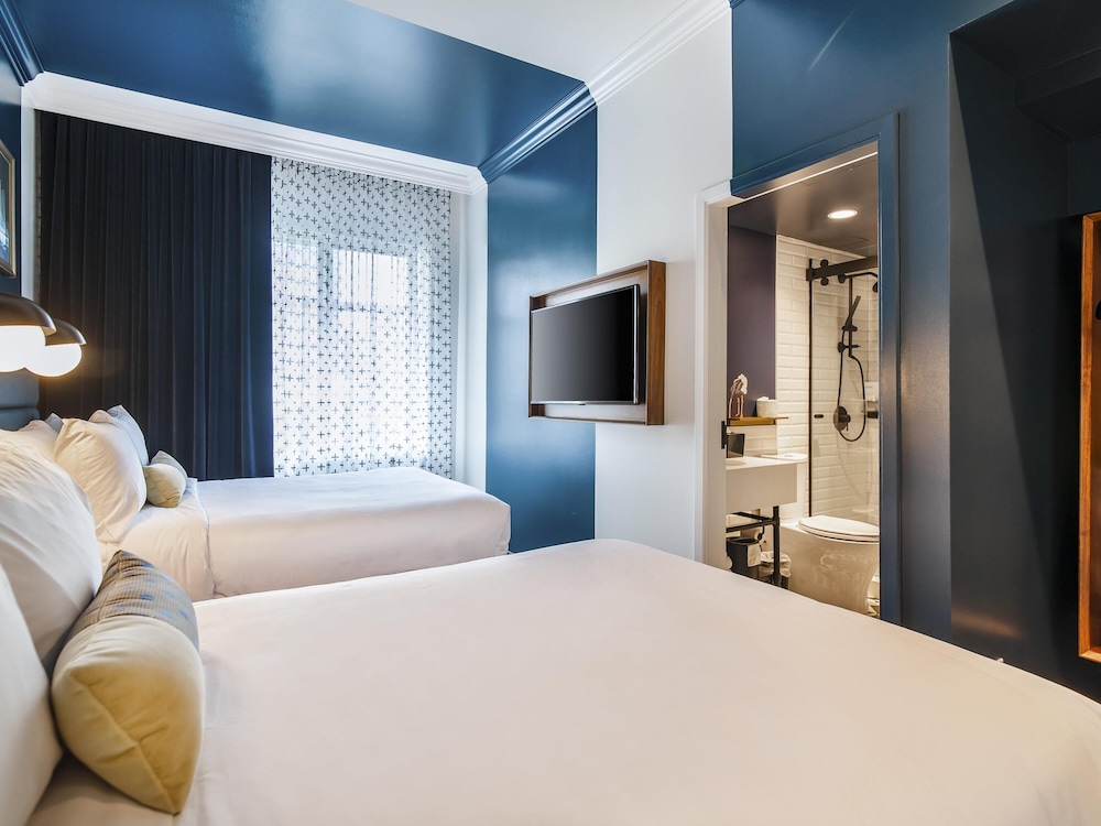 CLASSIC, 2 DOUBLE BEDS, CITY VIEW