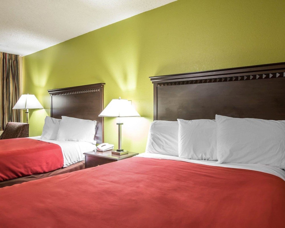 Econo Lodge Biltmore 11/27