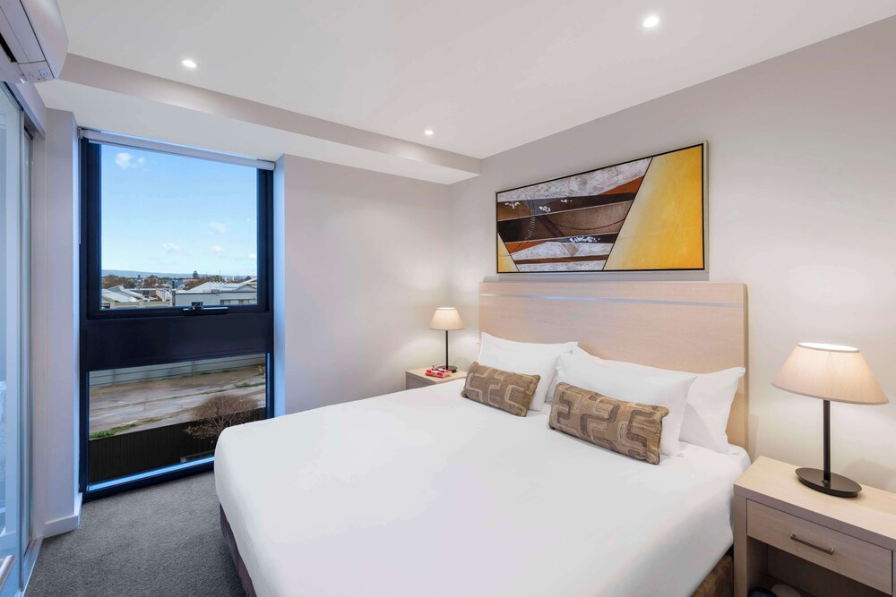 2 Bedrooms, Compact, Apartment, 1 Queen and 1 Single Bed