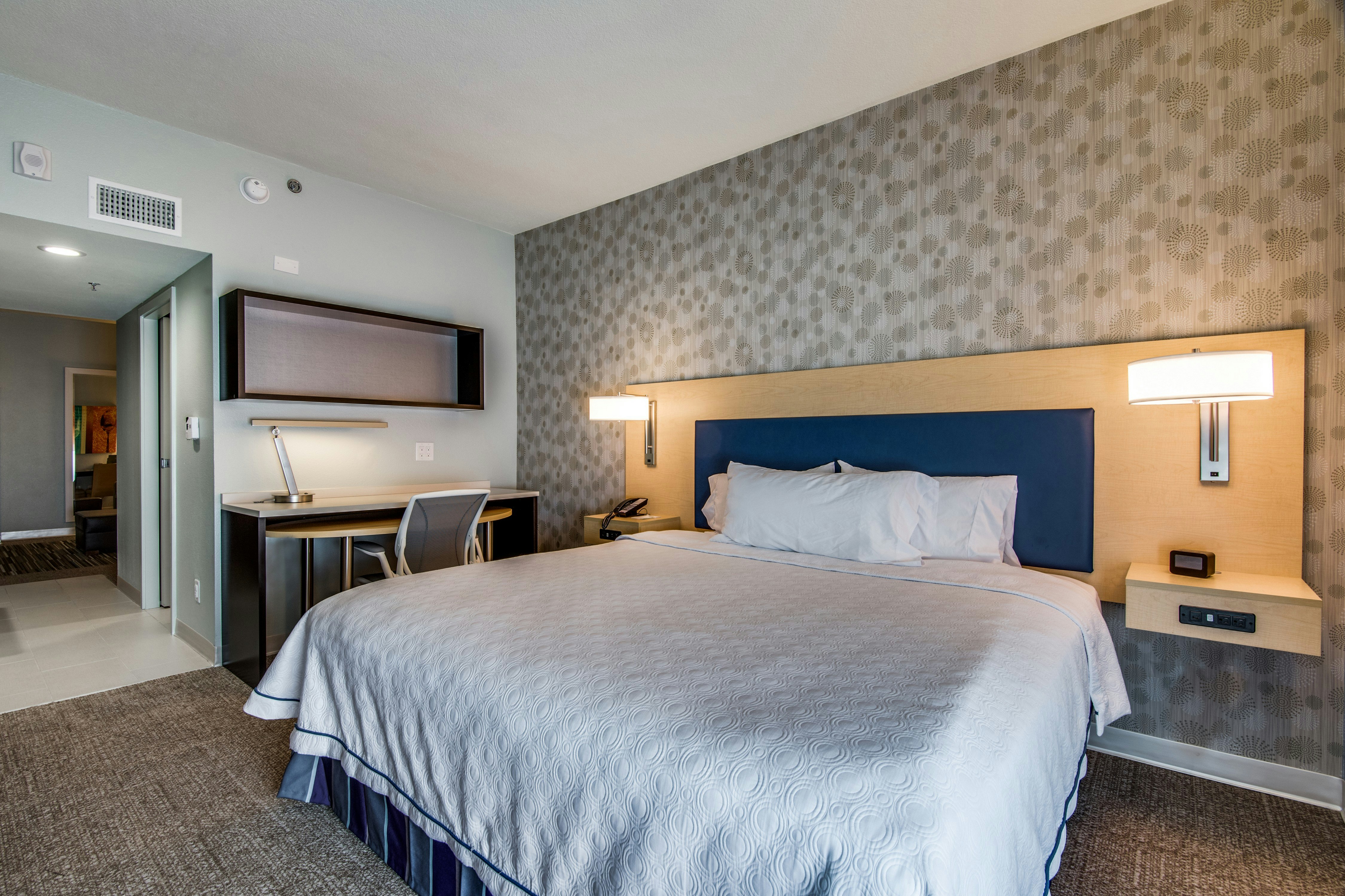 STUDIO, SUITE, KING BED