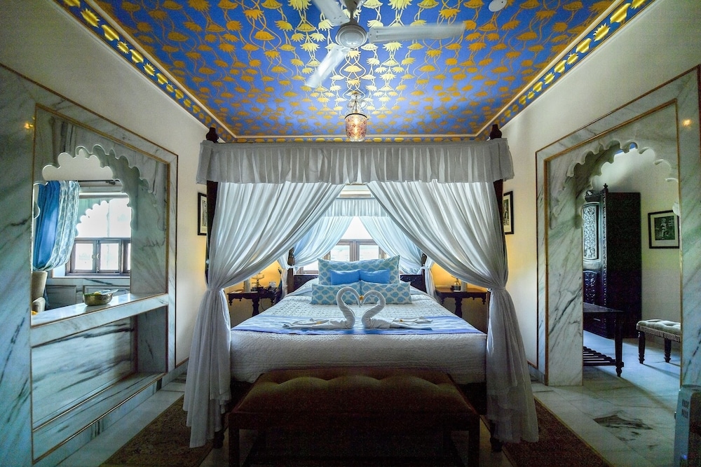 Lake, Suite, King Bed