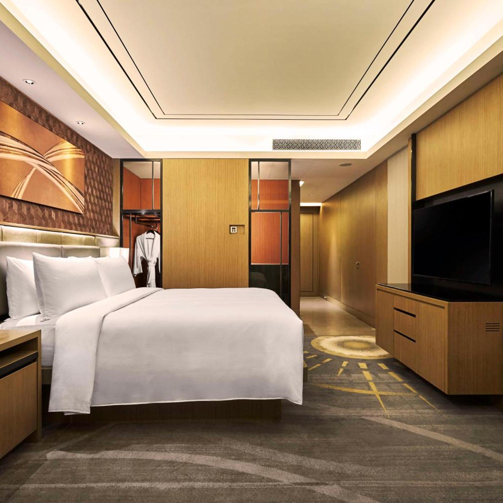 EXECUTIVE, KING BED, POOL VIEW, BALCONY