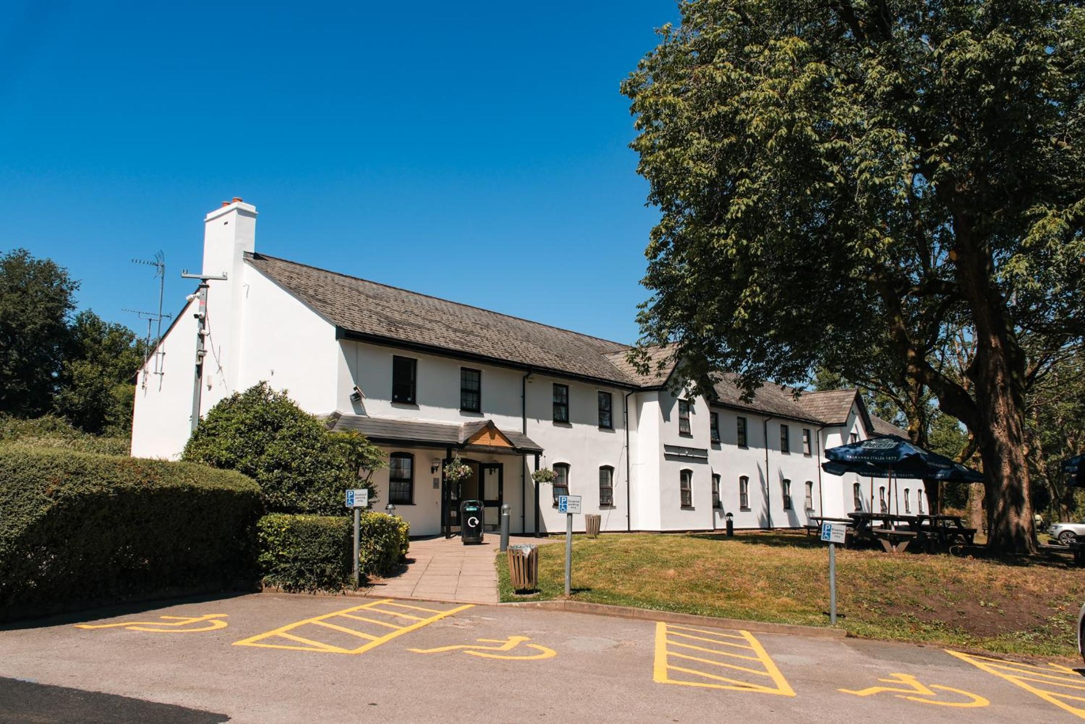 The Coach & Horses Hotel 26/27