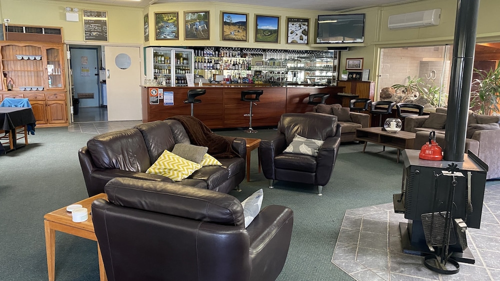 BUCKETTS WAY MOTEL 7/33
