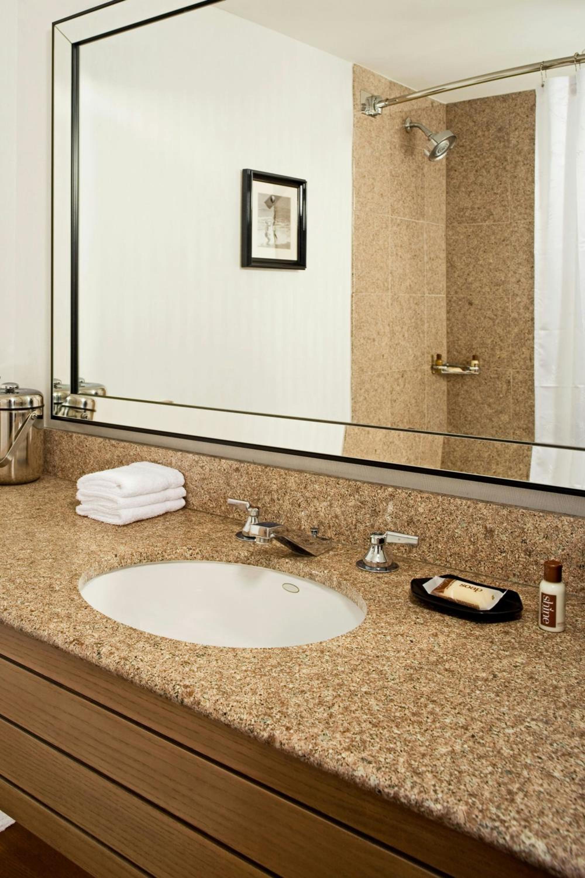 غرفة بسرير كينج، Sheraton Virginia Beach Oceanfront Hotel 9/10