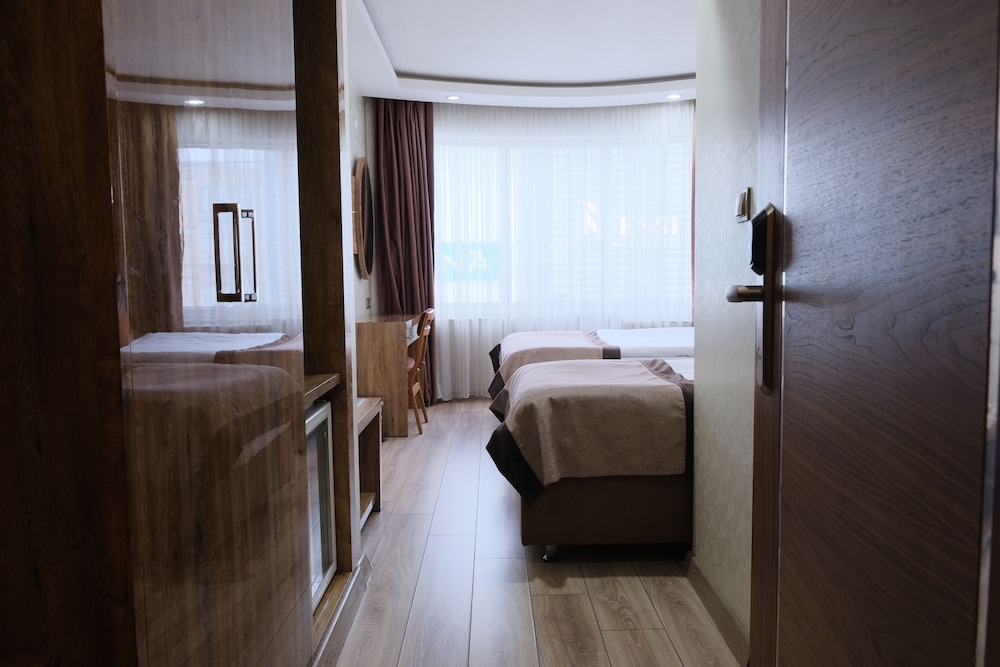 Grand Zara Hotel 48/49