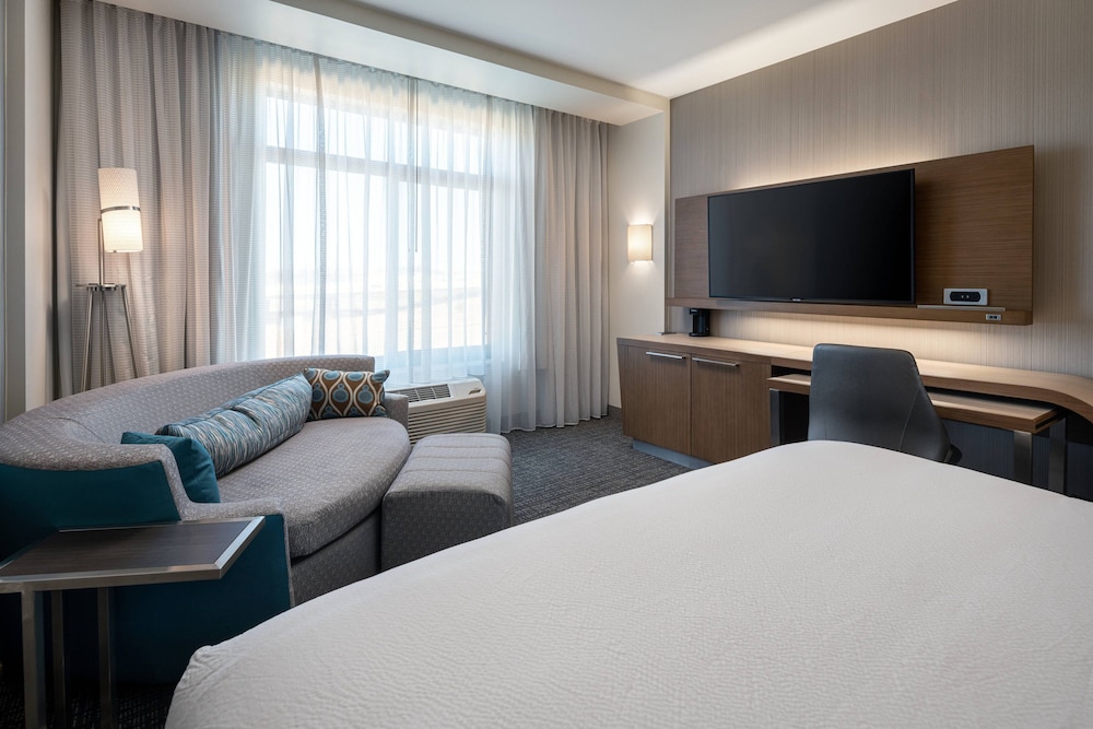 غرفة بسرير كينج مع أريكة لذوي الإعاقة، Courtyard by Marriott Petaluma Sonoma County 2/5