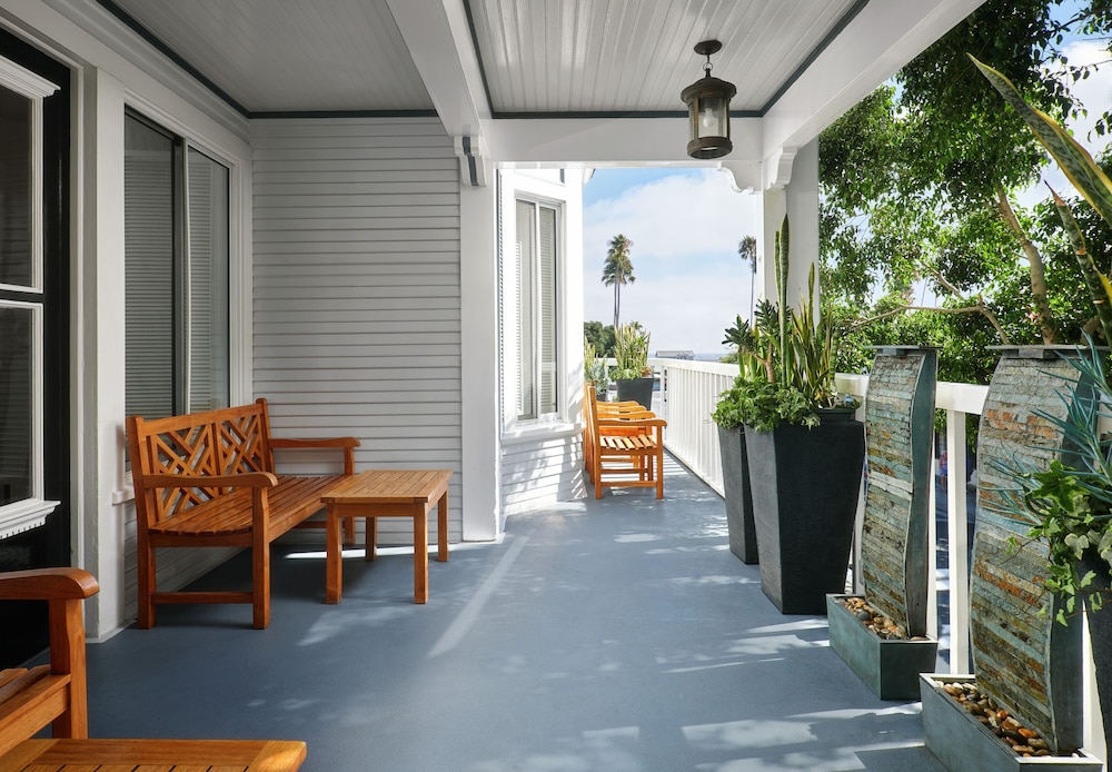 Catalina Island Inn 27/29